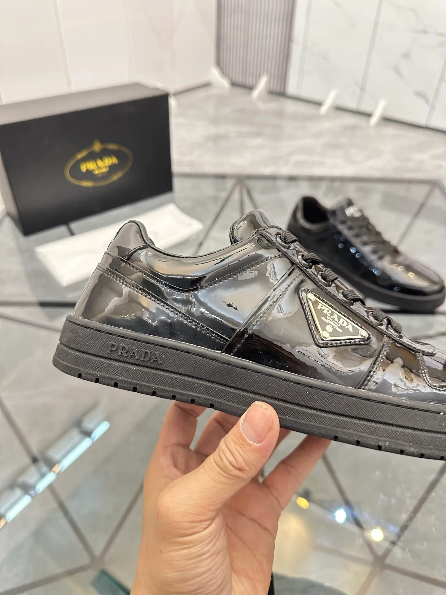 Men's shoes: 💰P400¥ Product trademark: Prada *"Prada*" low-top casual shoes Regular size: 38-44 (can be customized to 45) Product materials: imported cowhide upper, sheepskin lining, original outsole. Number: 020